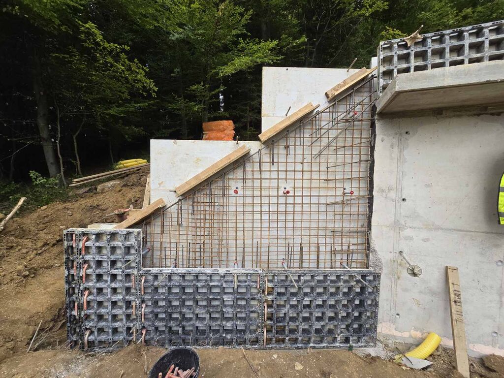 Oskrba s pitno vodo – Dograditev vodovoda na območju šola / Industrijska cona v Občini Dobje